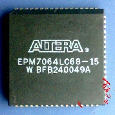 EPM7064LI68-15 CPLD Chip 64MC 15NS 68PLCC -40°C ~ 85°C Operating Temperature